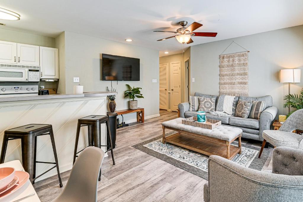 Walk to Ocean Condo with Balcony in Myrtle Beach!, Myrtle Beach