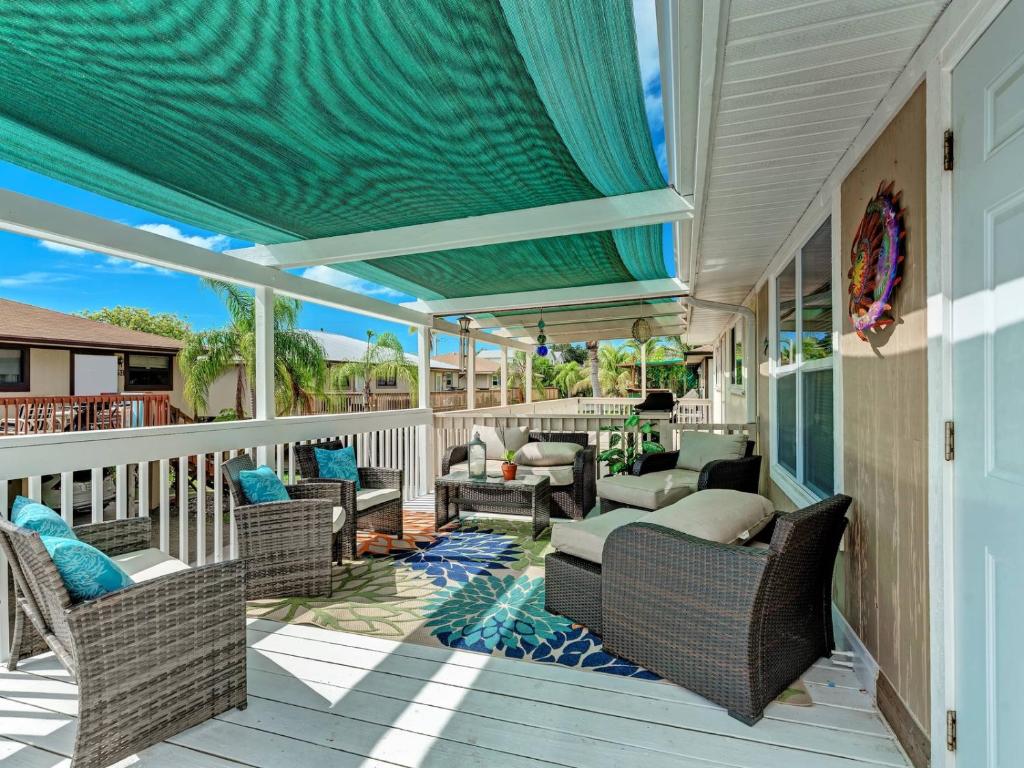 Sunshine Siesta - Hosted By SkyRun Anna Maria, Holmes Beach