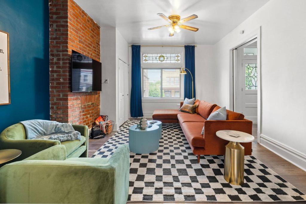 Midcentury 5BD | BBQ & Yard | Close to DT & Pitt, Lawrenceville