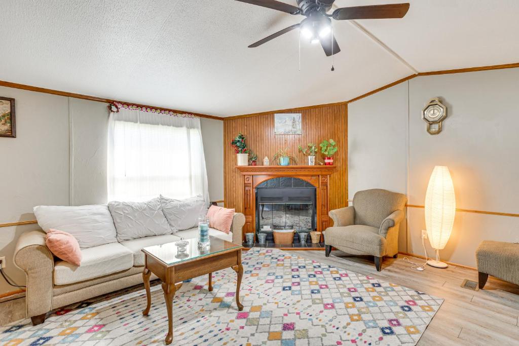 13 Mi to OKC Edmond Home with Playground Access!, Edmond