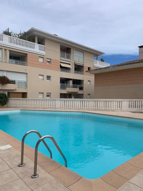 Cocon plage avec piscine, à côté du port et plage de sable fin, Vallauris