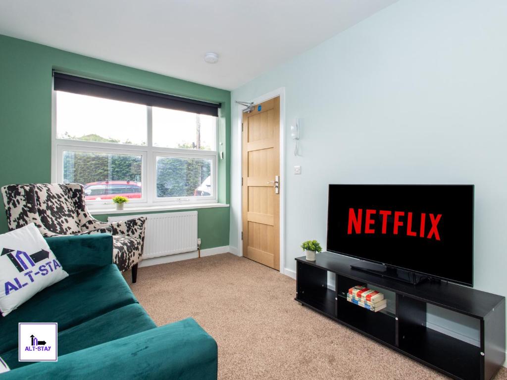 Ledger by Alt-Stay - 4 Bed all En-suite Contractor and Relocation Accommodation with Fast Wi Fi, Parking, Netflix, Full Kitchen, Washer Dryer - Weekly and Monthly Rates, Lofthouse