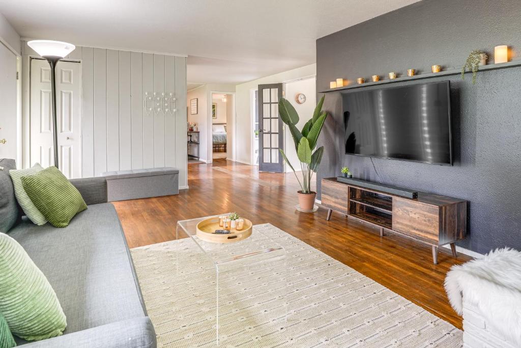 1 Mi to UO Campus - Family Home with Pool Table!, Eugene