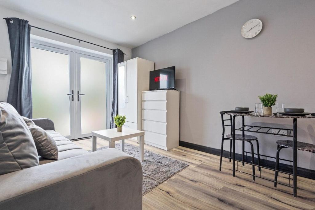 Comfy Garden Studio in Banbury with Modern Amenities and Fast Wifi, Banbury