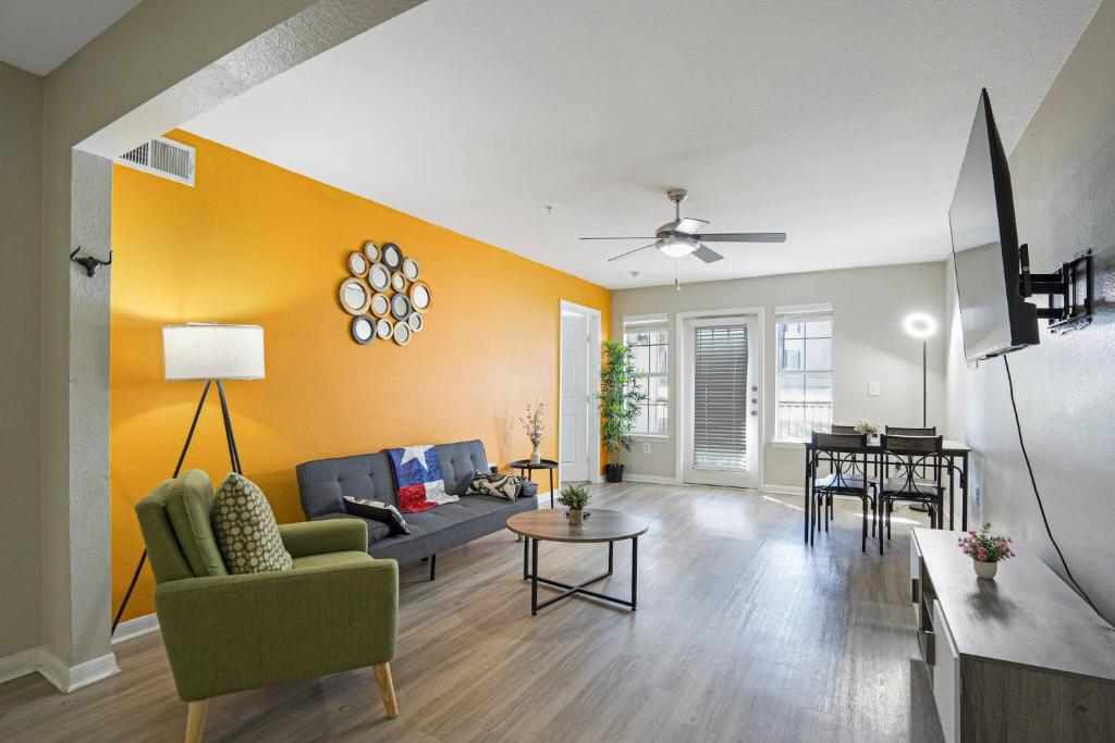 Cozy 9-Person Apt w/ WiFi near Downtown Austin, Austin