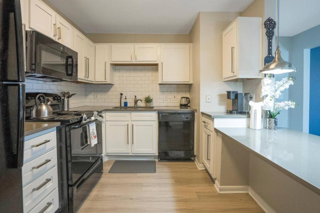 Central 9-Person Apt w/ WiFi, Near Downtown Austin, Austin