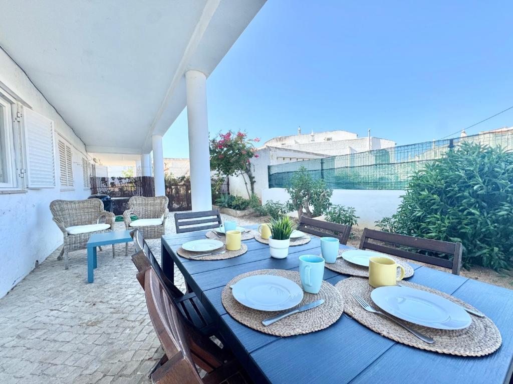 Beach 15 min away! - Rustic with AC and WiFi, Quarteira