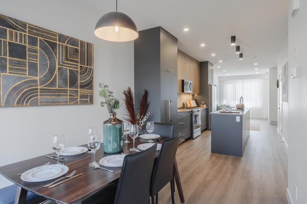 Upper and Lower, Great for Large Families, Fenced Yard, Calgary