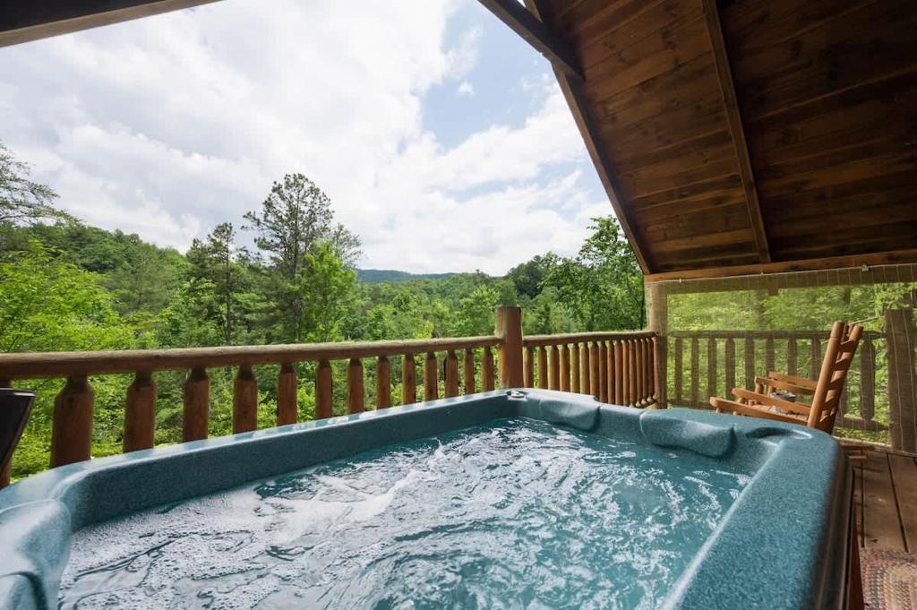 Private Studio Log Cabin! Mountain View, Hot Tub, Fireplace, Honeymoon!, Sevierville