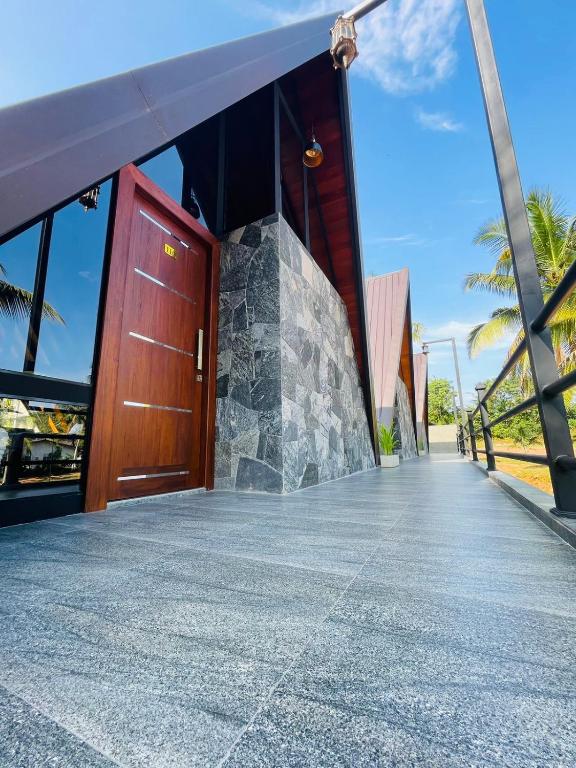 Avinka Grand, Talagala