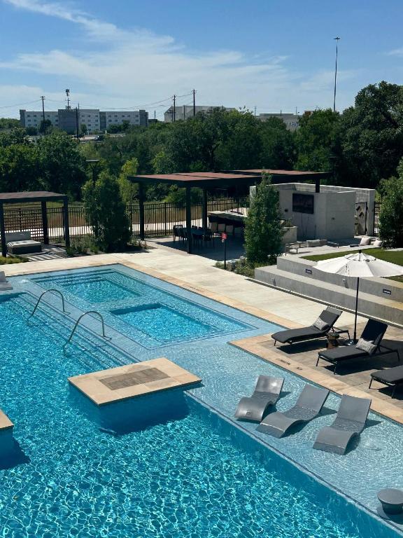 Goldy | Big Group Stay, Game Room, Coworking, Pool, Austin