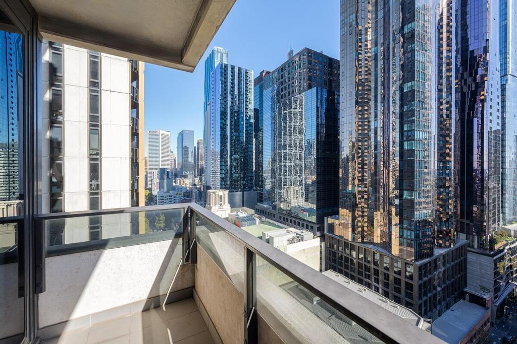 Snug CBD 2BR with Parking Your Winter Hideaway, Melbourne