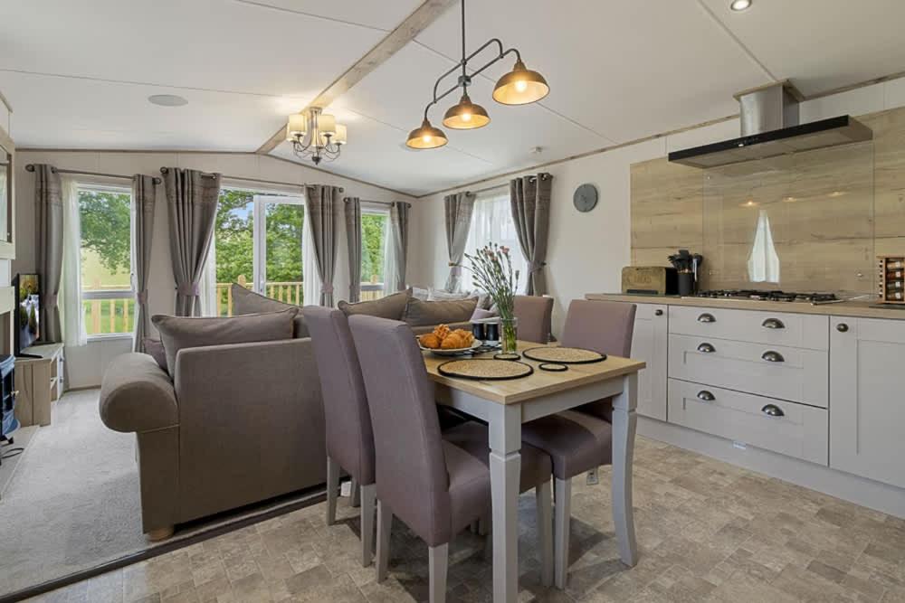 Rolling Hills Splash Escape - Heated Communal Swimming Pool & Fishing Nearby, Cheriton Bishop