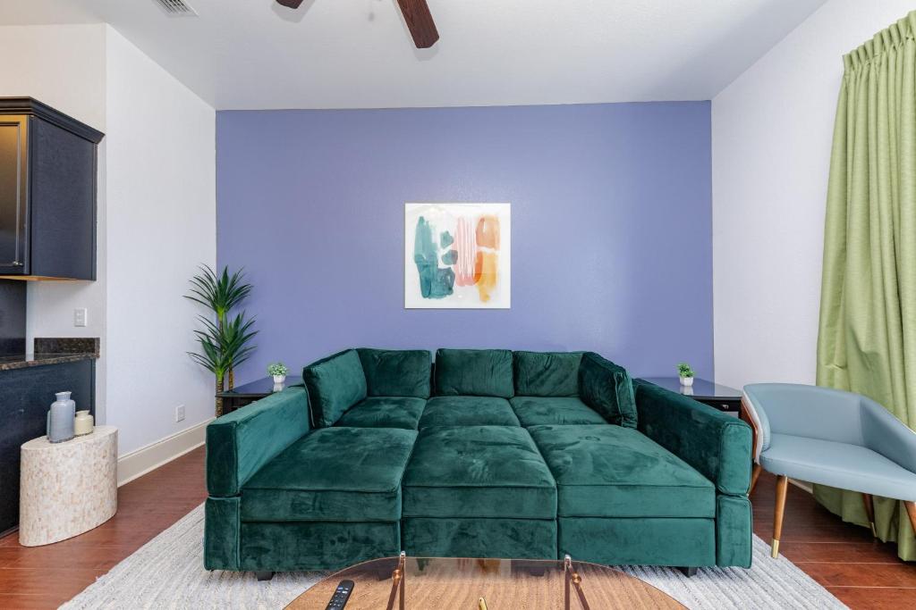 30A Modern Suite with King Bed, Parking, Pool and Balcony, Santa Rosa Beach