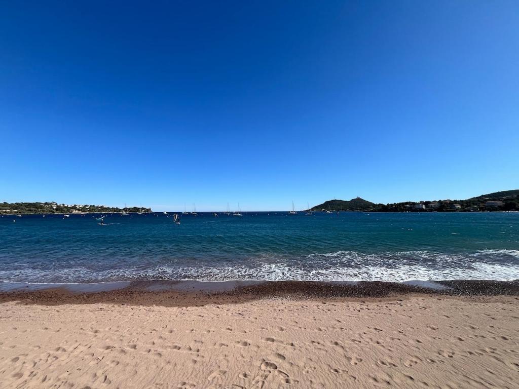 Beach, sun, air conditioning and parking in Agay! - 1