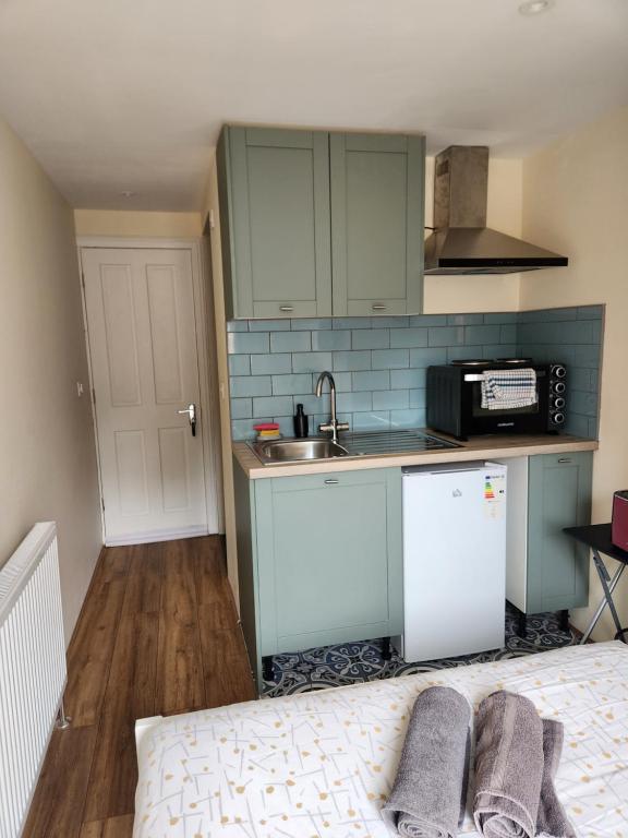 Ensuite Studio Flat Crawley-Gatwick, Ifield