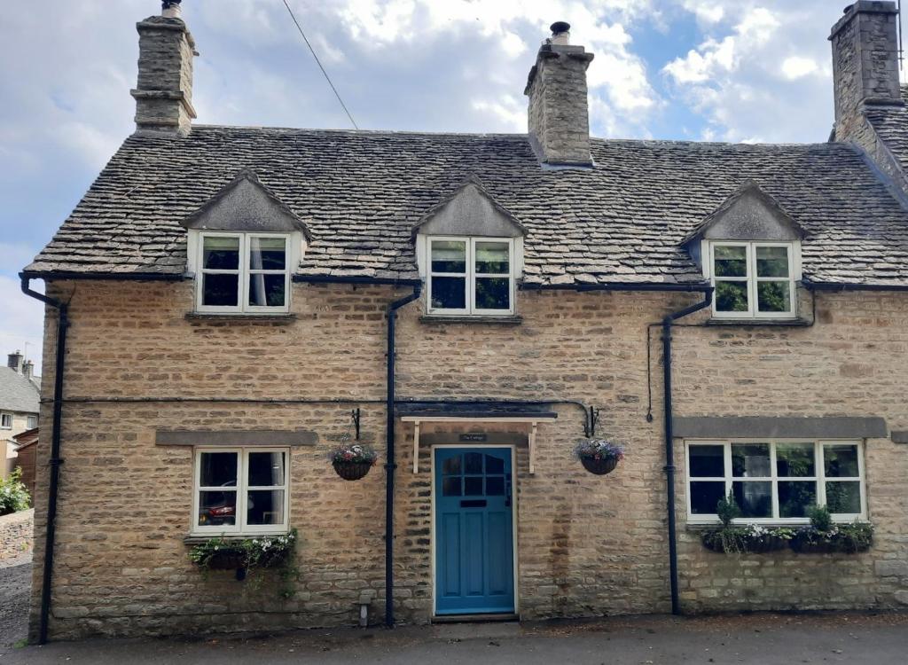 Cotswold Cottage B&B - 5 Minutes Walk to Village Pub, Luckington