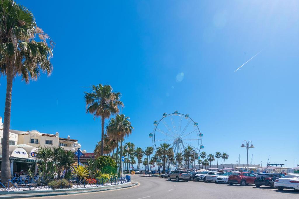 Benalmadena Piso Puerto Marina con 2 habitaciones terraza grande Wifi y AC - 4