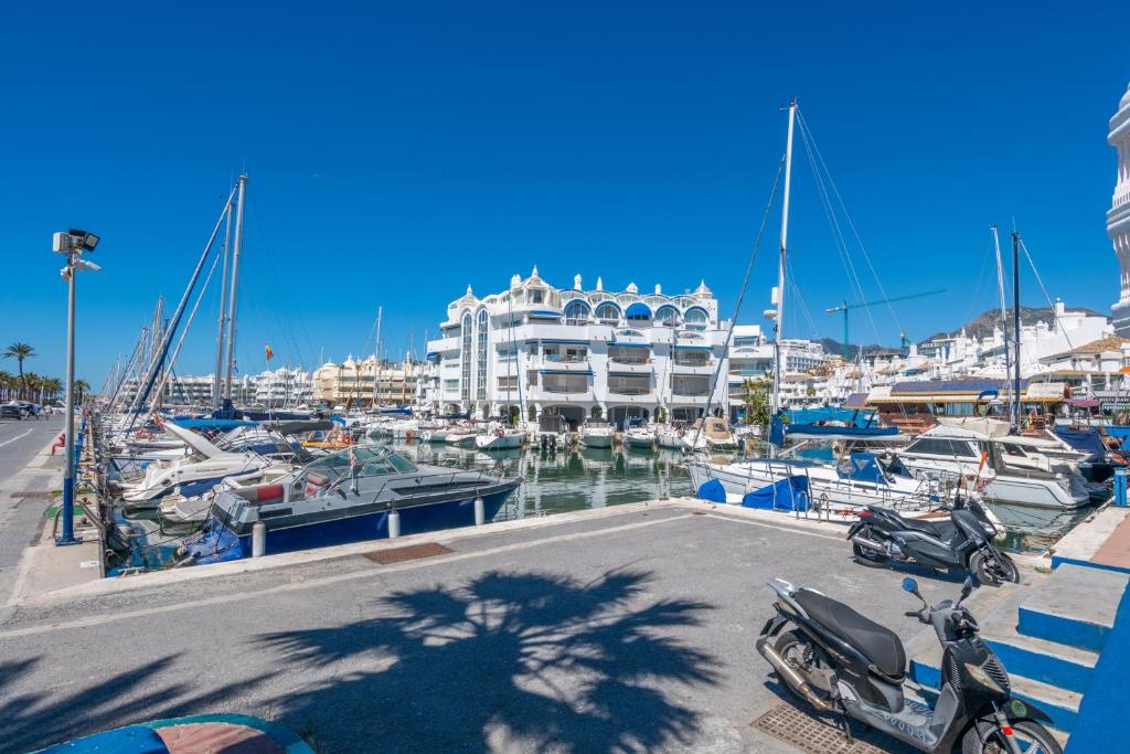 Benalmadena Piso Puerto Marina con 2 habitaciones terraza grande Wifi y AC - 1