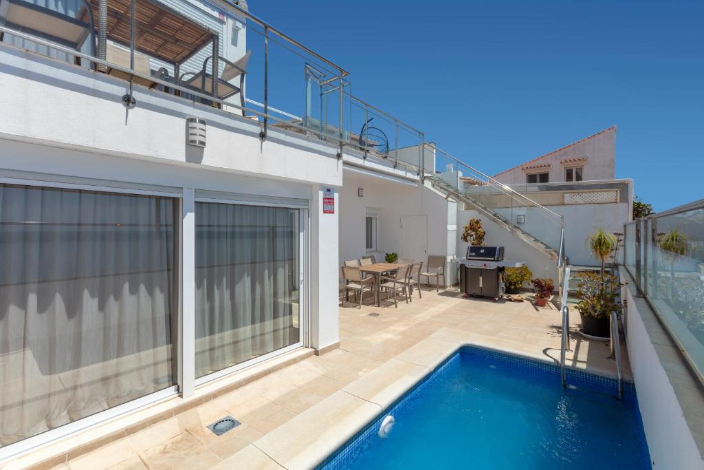 First Row Beach Villa - 4