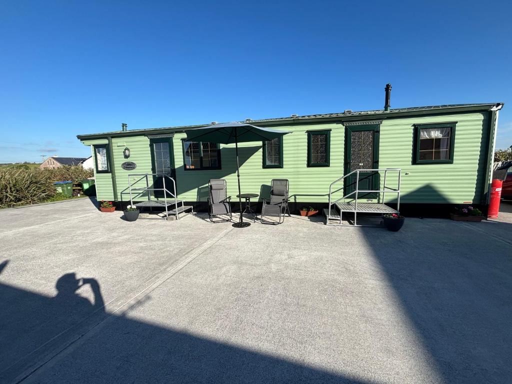 Seaside Chalet, Quilty