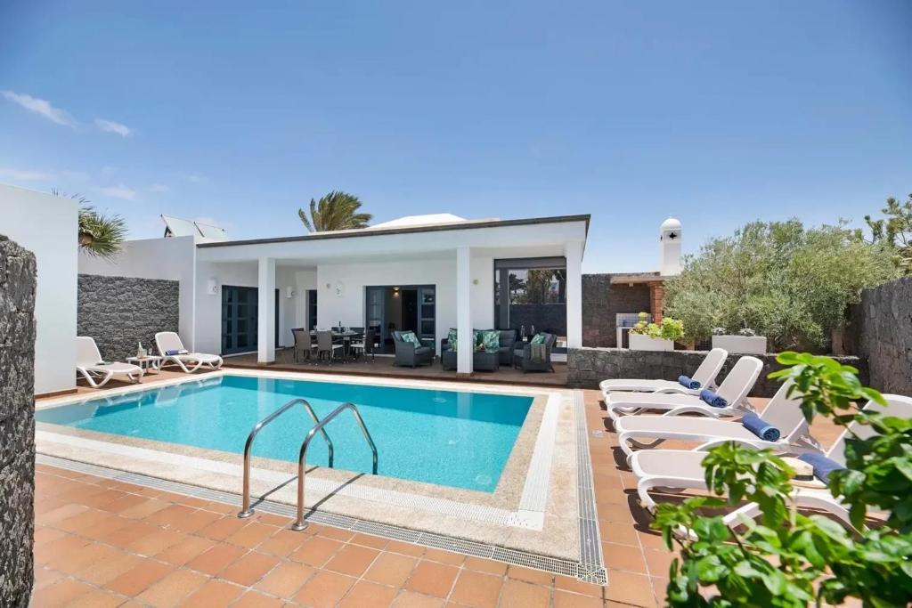 Charming Villa in Playa Blanca with Private Pool - 1