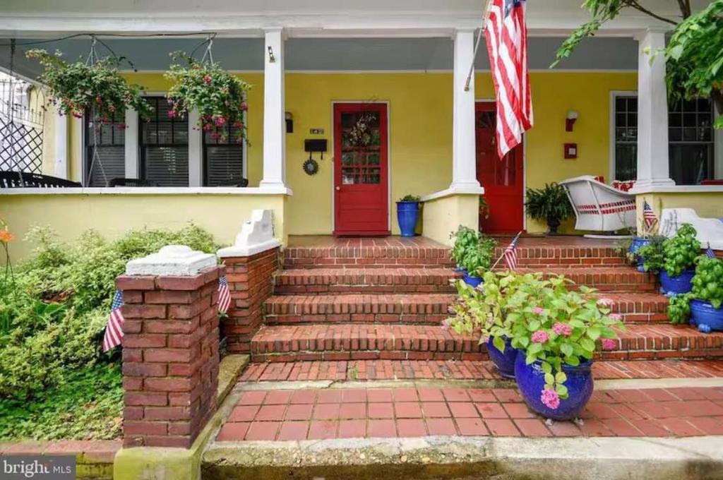 Historic Row Home 1 Block from Gate 1 at USNA, Annapolis