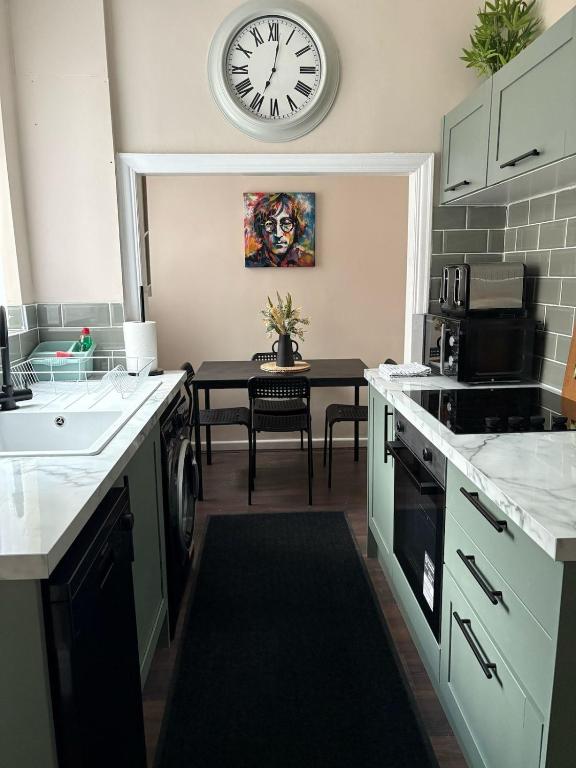 7 Bed Home - 1 minute walk to Anfield Stadium!, Liverpool