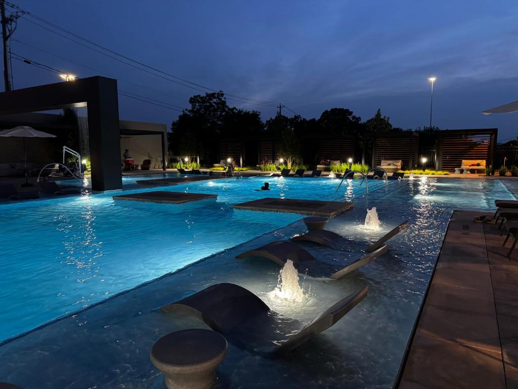 Luxury Resort Style Pool Apt, Austin