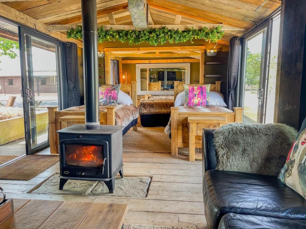 Unique Country Cabin, Puppy Lounge & Games Room, Newton by Toft