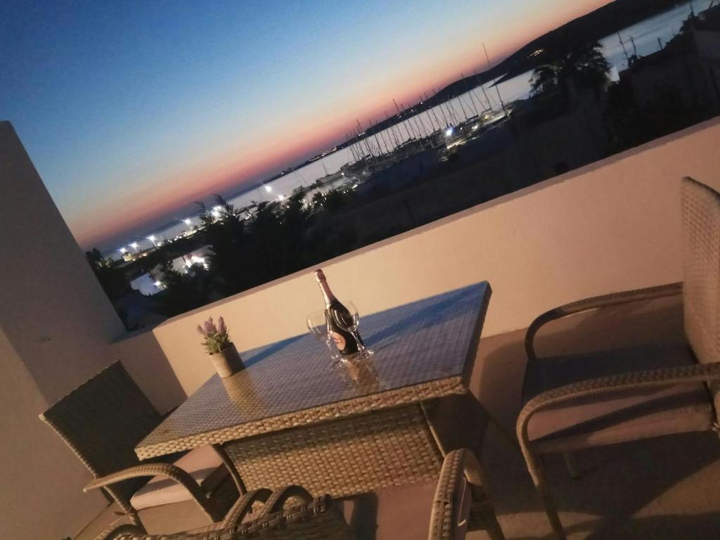 Room with a view, Parikia