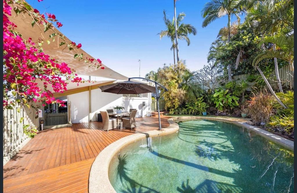 Luxe & Spacious Gem with Pool, Ocean Views, Snooker Table, Alexandra Headland