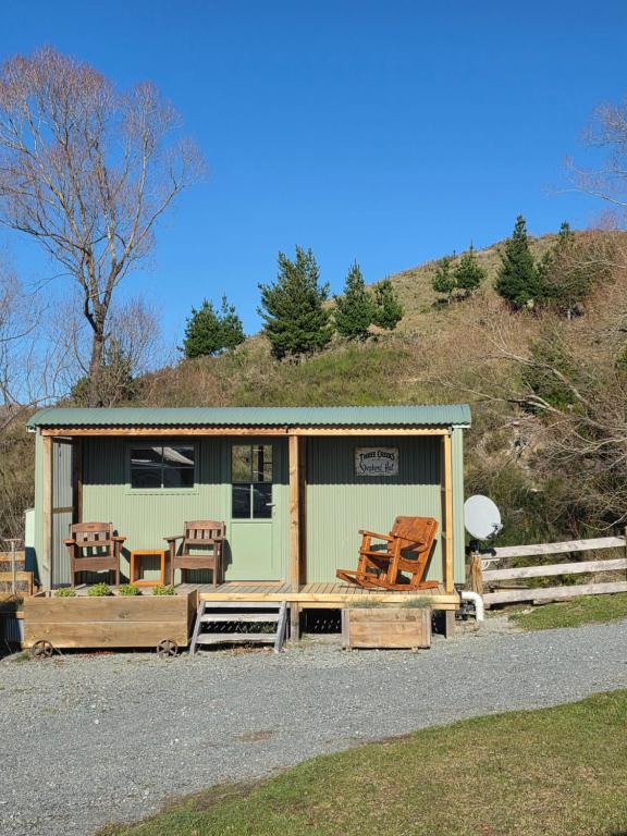 Shepherds Hut Gateway to Tekapo and the MacKenzie District, Burkes Pass