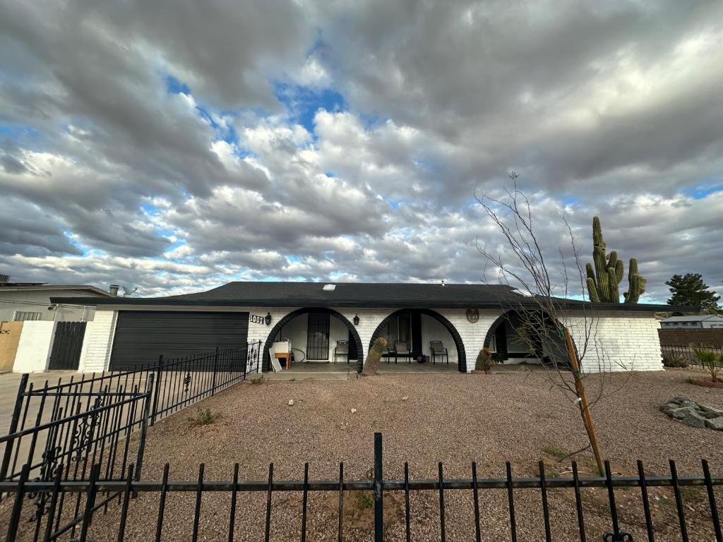 Sleek & Spacious Central Oasis, Casa Grande