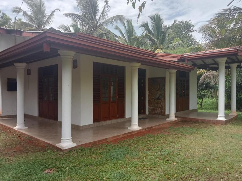 Black Lily Resort, Nikawatawana