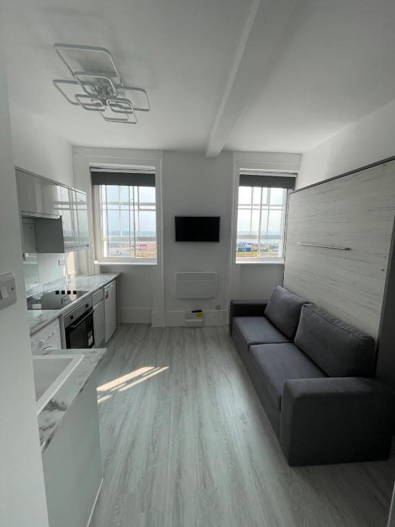 Seafront Studio Snug by the Sea - Sea Views, South Hayling