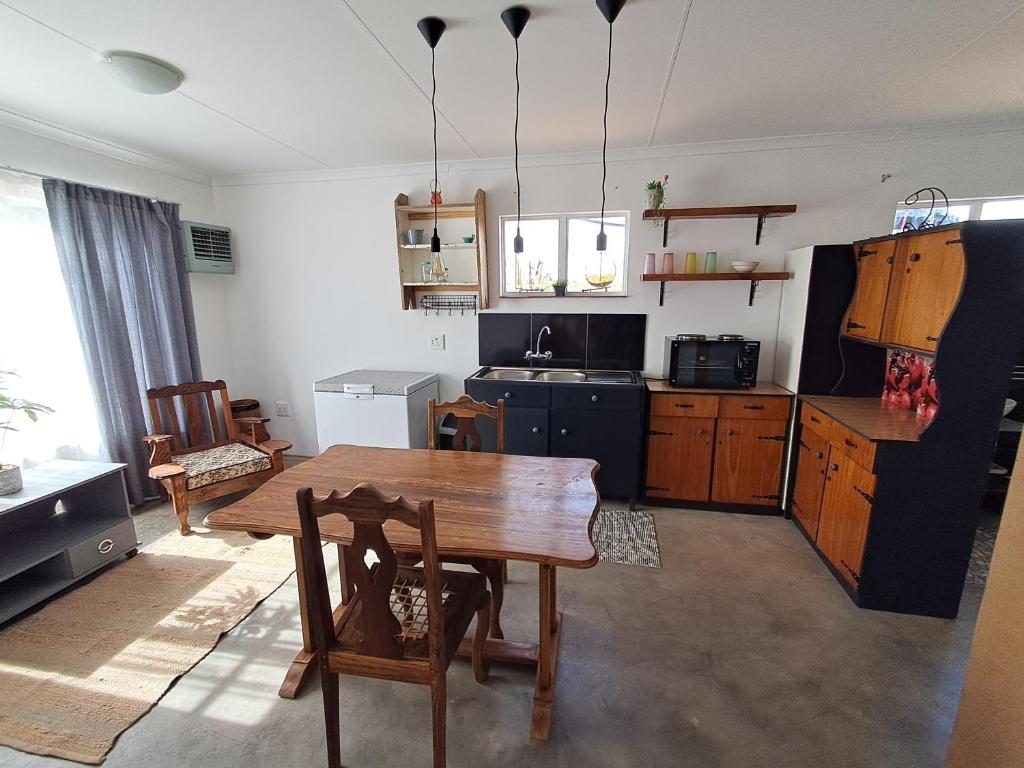 Desert Ruby Retreat, Vosburg