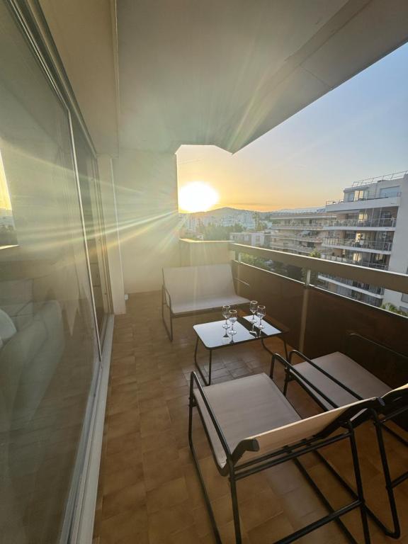 Fully renovated studio, steps from beach with a sunny terrace and free wifi - 2