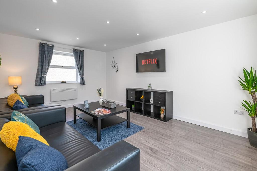 4BR New Build - Near Ferry Port - Great for Groups, Holyhead