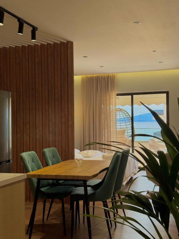 Azure blue, Sarandë