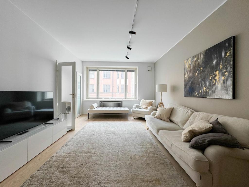 Modern 2BR downtown, private sauna, workspace, Helsinky
