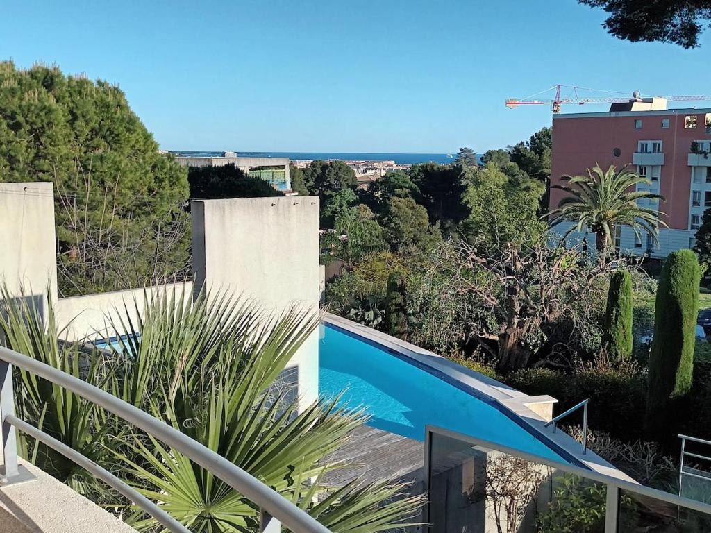 T3 vue mer, 2 chambres, piscine, terrasse, parking public gratuit à 150m, Cannes
