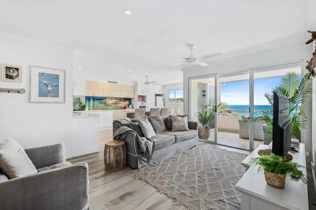 The Cove - best ocean views - sleeps 6，位于波因特卢考特的酒店