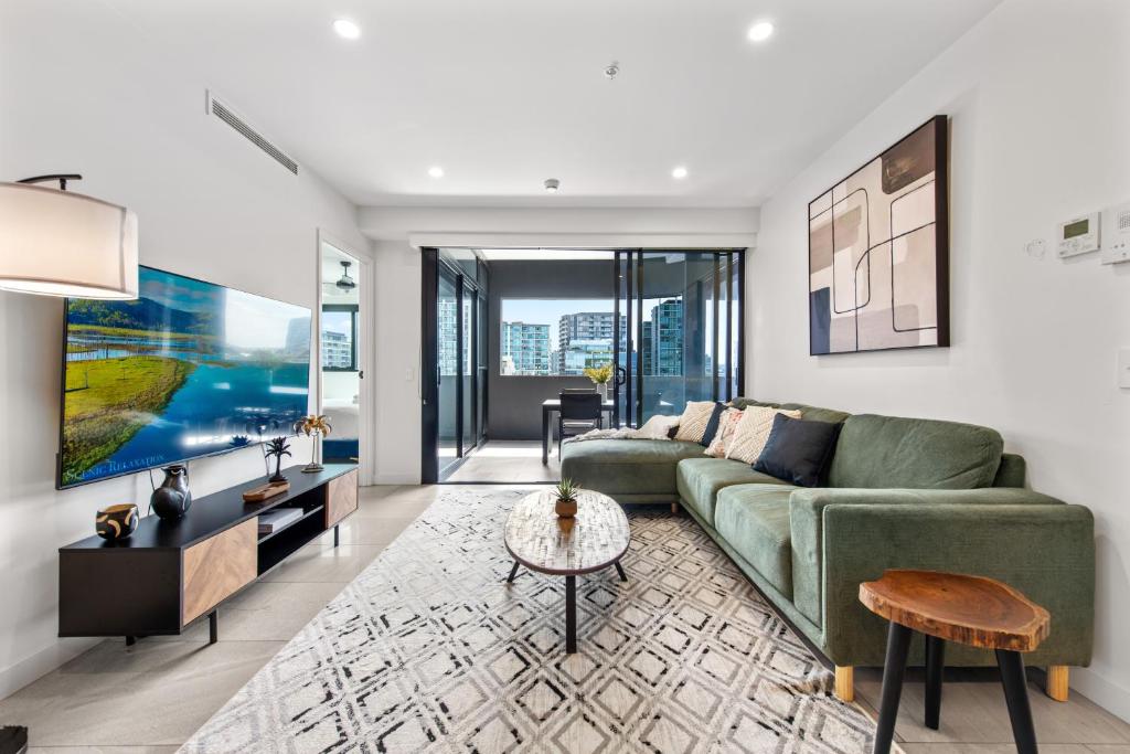 Luxe Newstead Pad with 65-inch TV, Balcony, Pool and Gym, Brisbane
