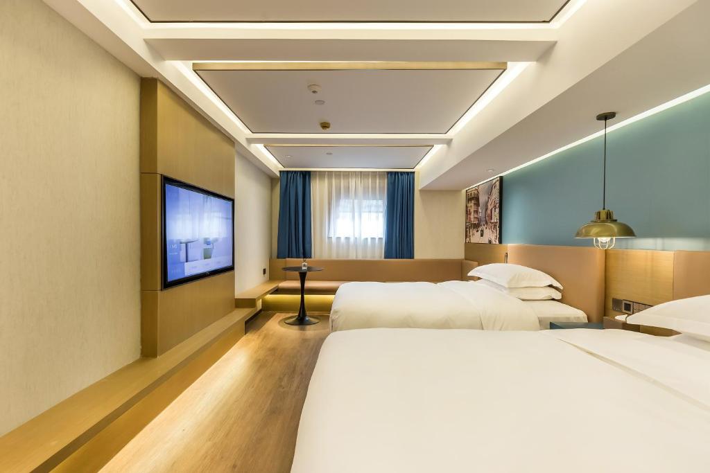 Shared lounge/TV area