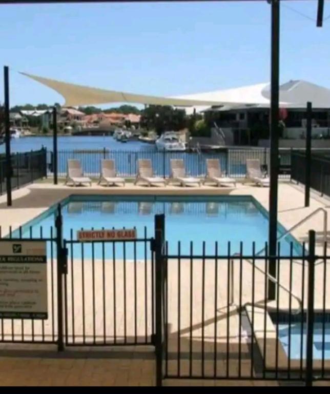Apollo Quays Resort Studio apartment with Kitchenette and shared jetty, Mandurah