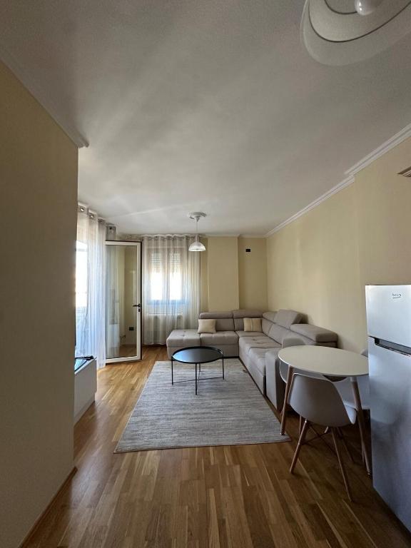 Robisa's Haven, Tirane