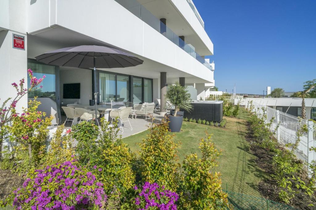 Fabuloso apartamento con jardín privado y jacuzzi. - 2