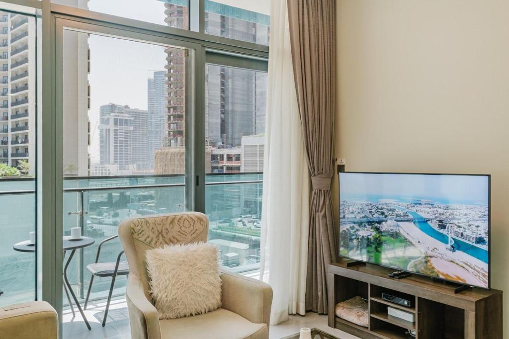 RH- Elegant & Cozy 1BR , Prime Location , Walk to Metro Station, Dubaj