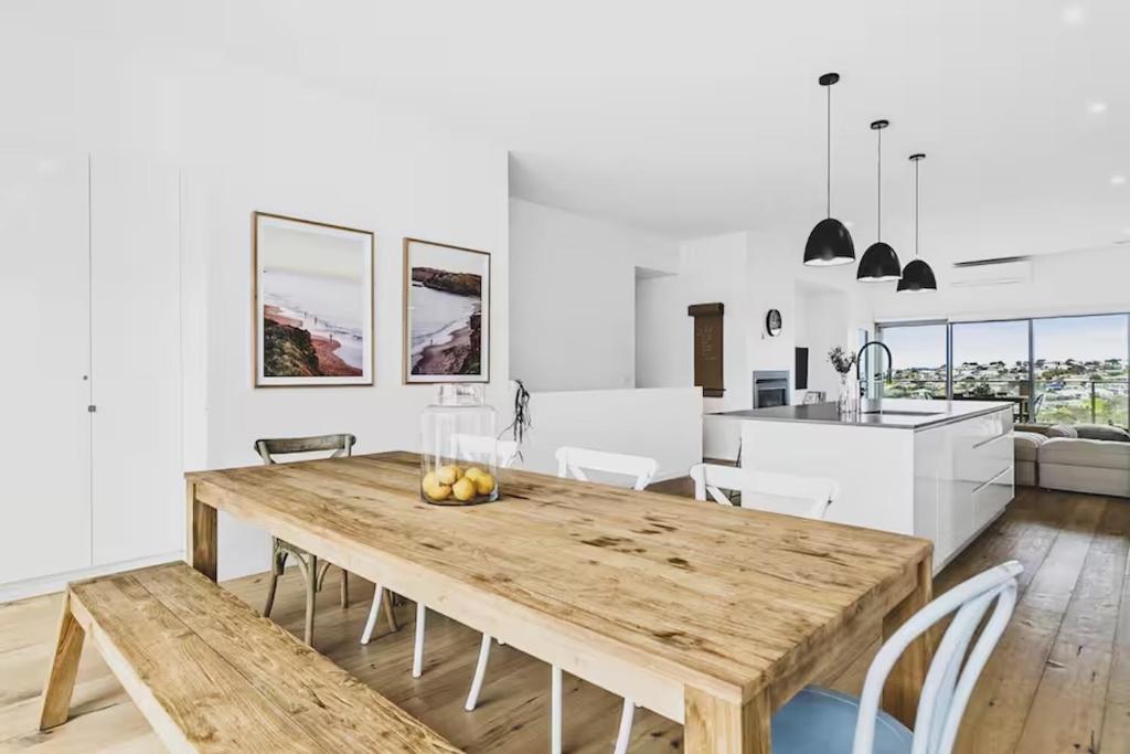 ALMA - sun filled stylish beach house, Torquay